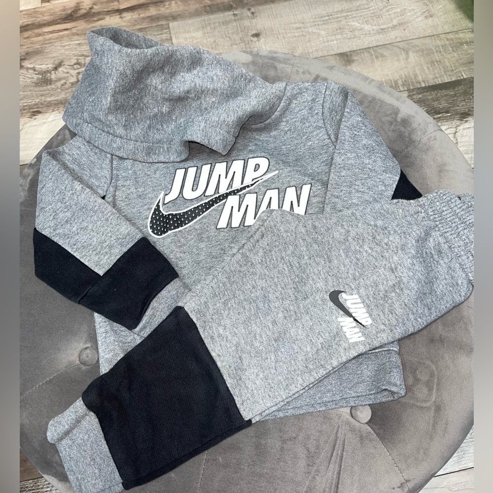 Nike Toddler Boys 3T Sweatsuit.